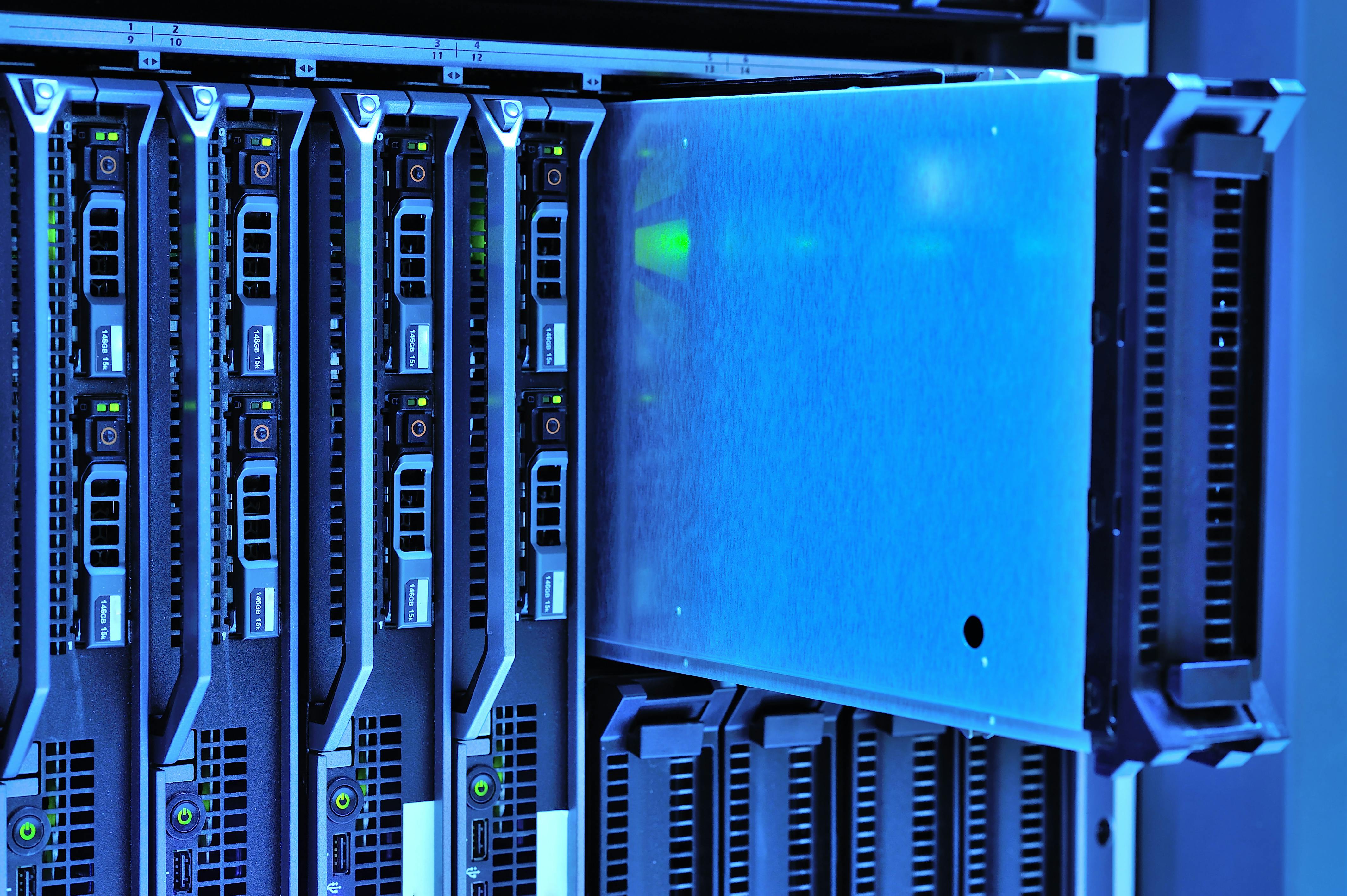 Perbedaan Web Hosting dan VPS: Mana yang Cocok untuk Website Anda?