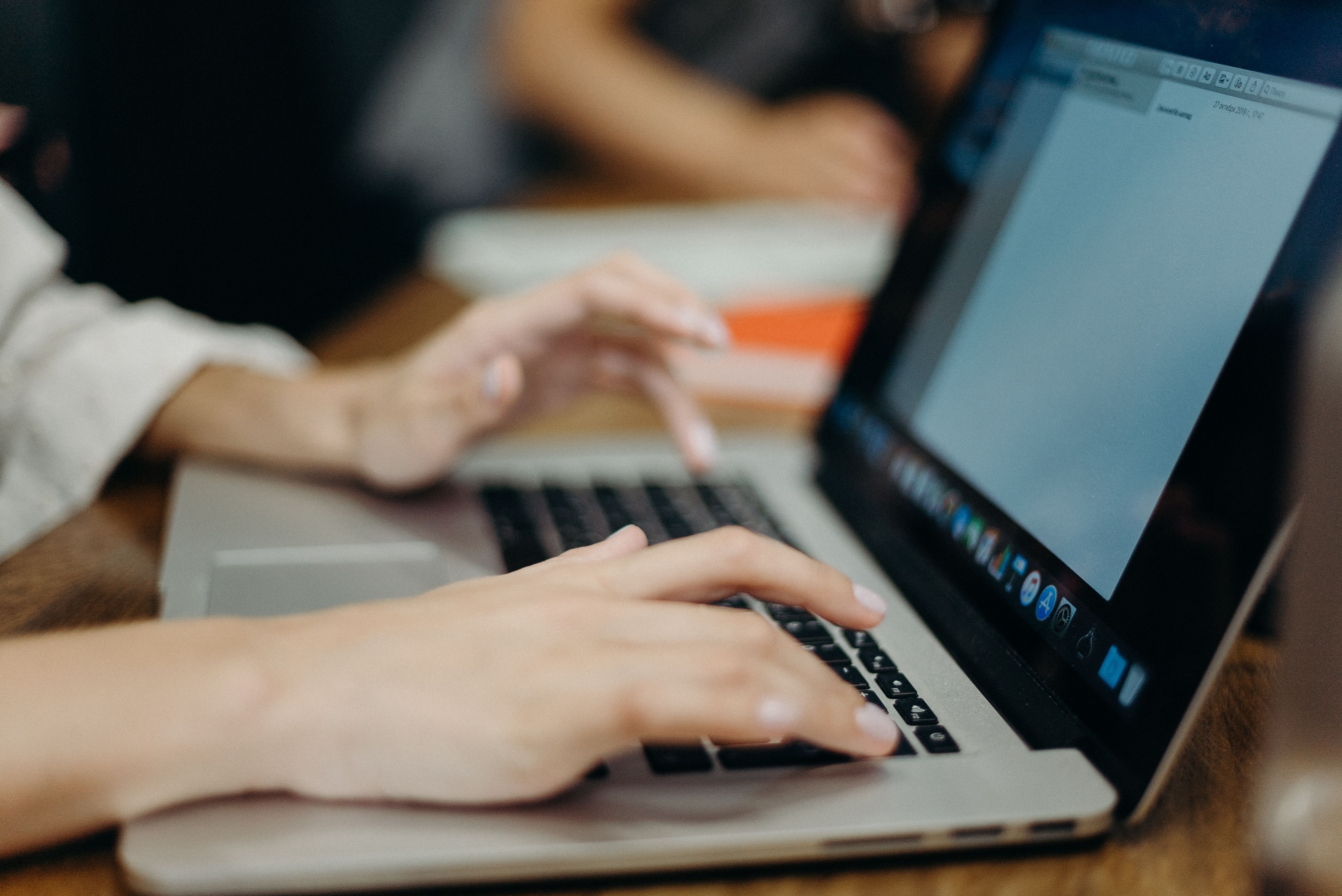 Website Custom vs WordPress: Mana yang Lebih Cocok untuk Bisnis Anda?